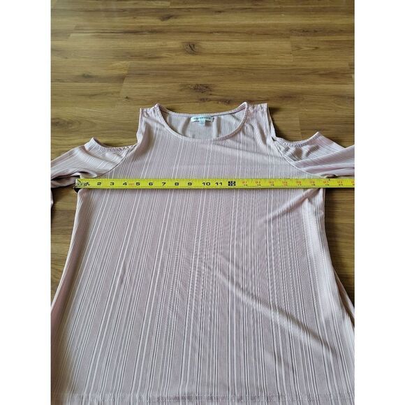 Roommates‎ Cold Shoulder Top - Picture 3 of 5